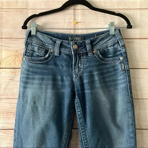 Silver Suki Mid Straight Joga Jeans Women’s Size W26/L32 Blue Distressed Hem - Picture 3 of 12